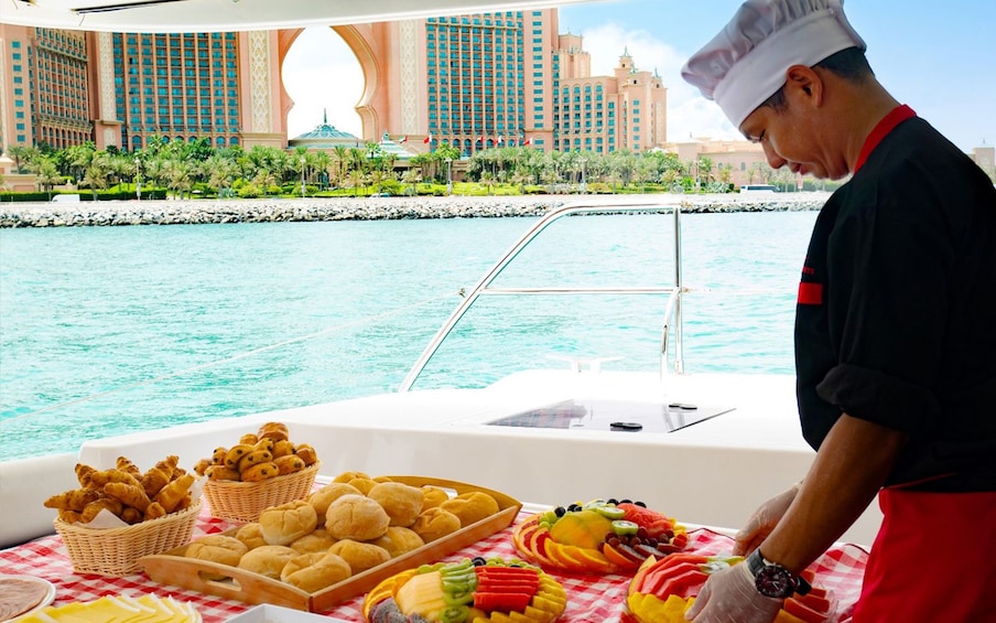 Dubai Marina: Luxury Yacht Tour with Breakfast or BBQ