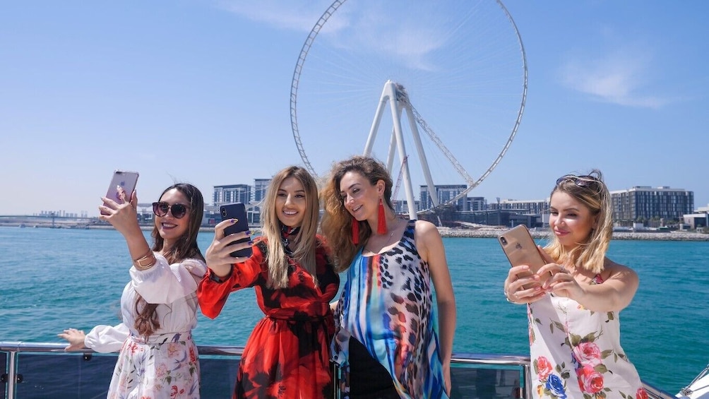 Dubai Marina: Yacht Tour with Breakfast or BBQ (Lunch or Dinner)