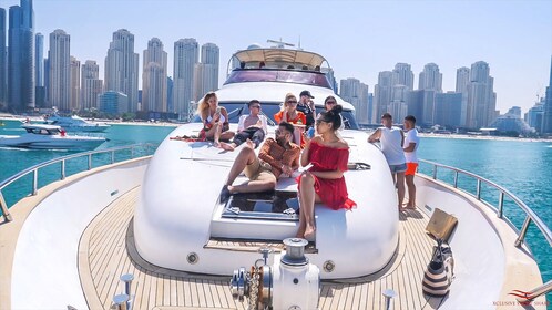Dubai Marina: Yacht-tur med frokost eller BBQ (lunsj eller middag)