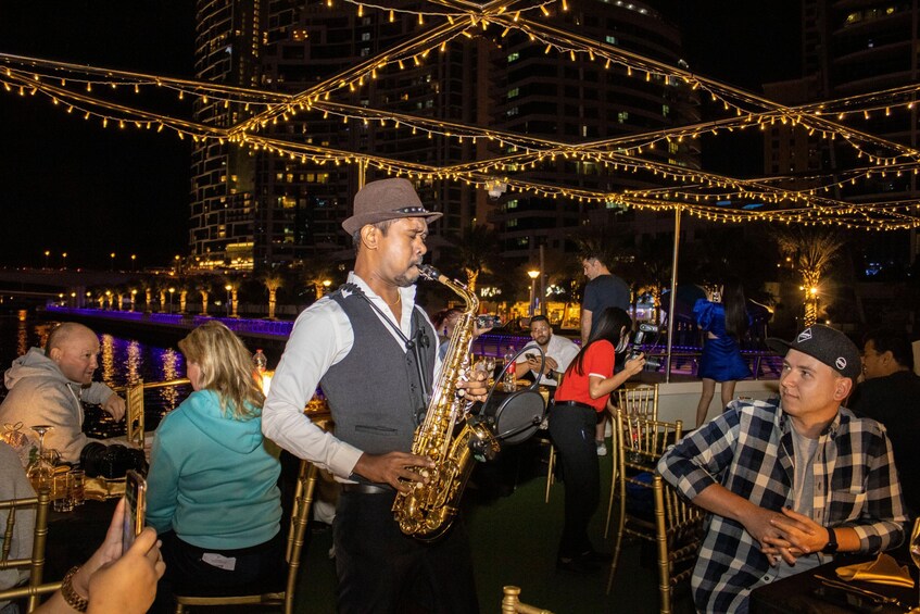 Dubai Marina: Luxury Dinner Cruise with Live Music