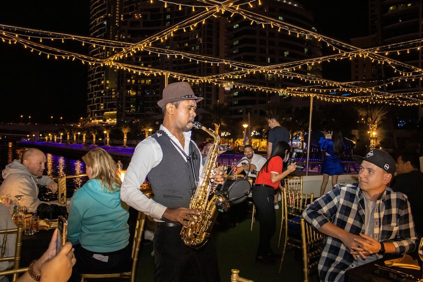 Dubai Marina: Luxury Dinner Cruise with Live Music