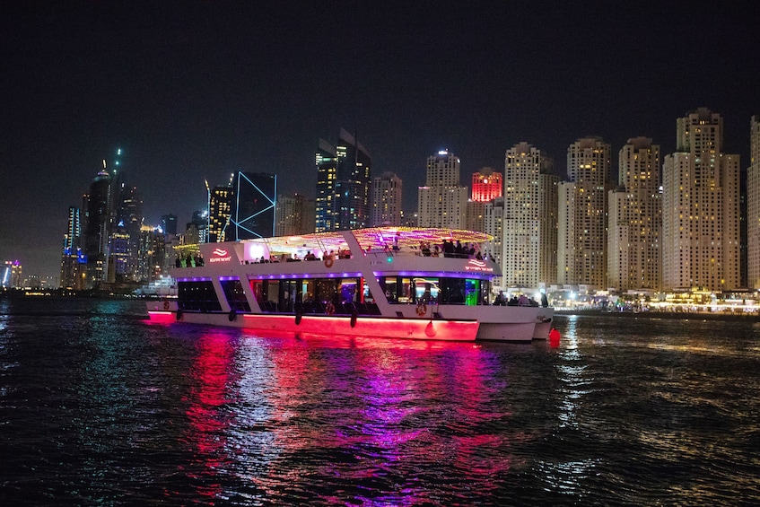 Dubai Marina: Luxury Dinner Cruise with Live Music