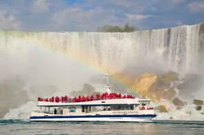 Niagara Falls Tour with Hornblower Cruise