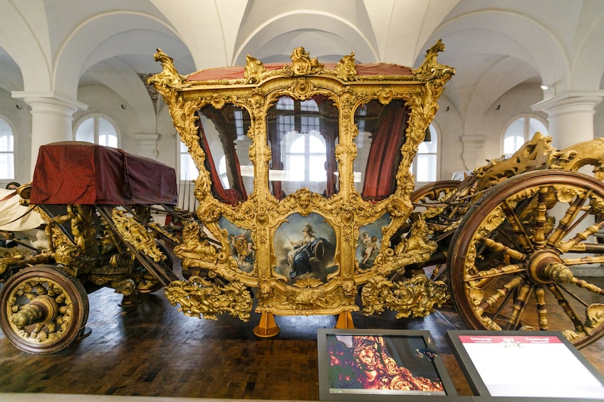 Foto 4 von 7 laden Antique golden coach in the Marstallmuseum in Munich