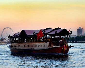 Crucero de lujo en Manohra con canapés antes de la cena — Bangkok de noche