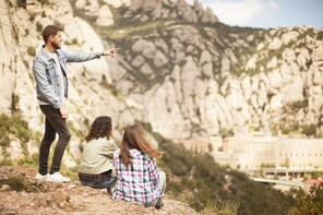 Full-day Montserrat Tour with Lunch and Wine Tasting