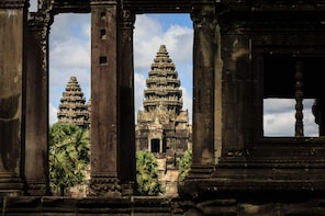 Angkor Wat Circuit + 4-Course Meal Guided Join-In Tour