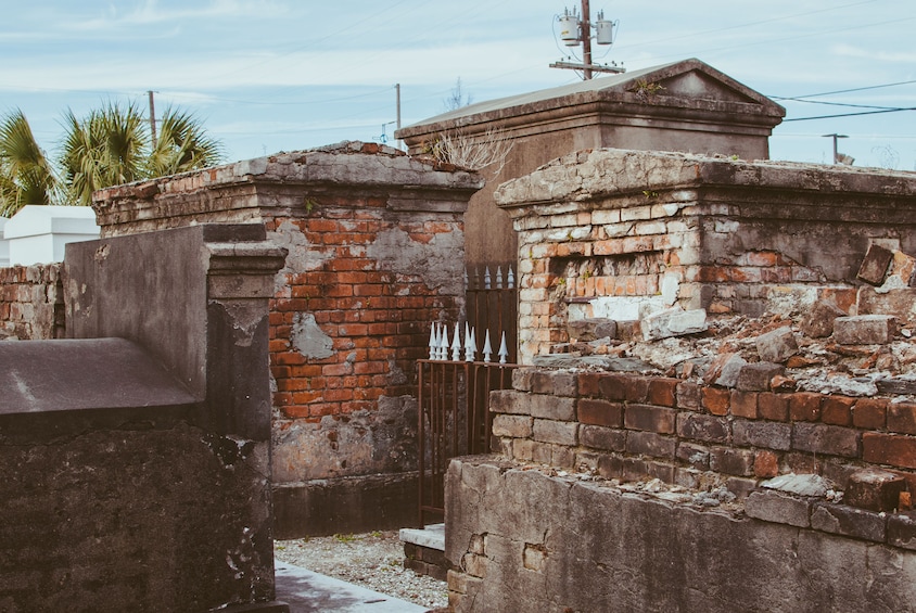 New Orleans Garden District & Cemetery Tour