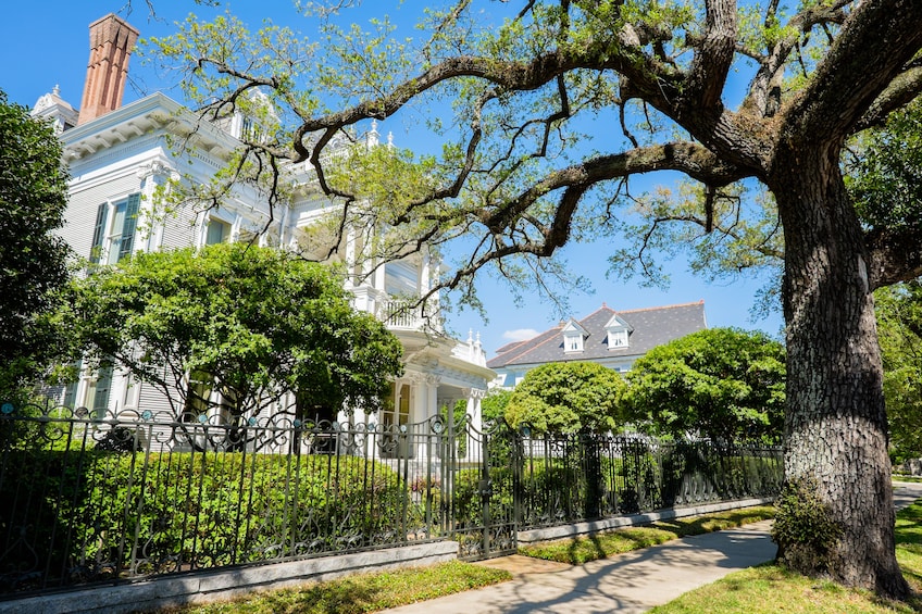 New Orleans Garden District & Cemetery Tour