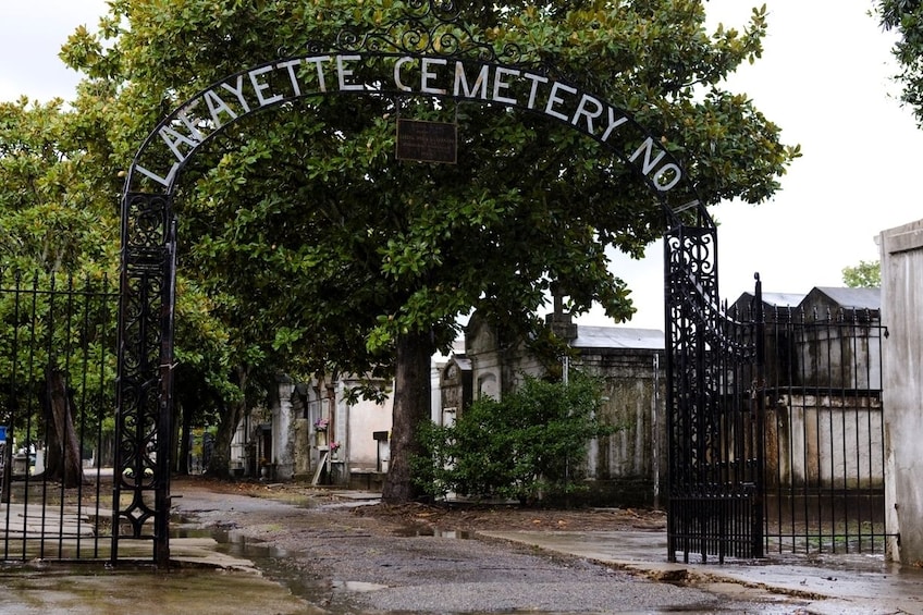 New Orleans Garden District & Cemetery Tour