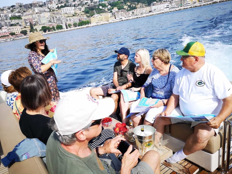 Small group boat cruise on the island of Capri 