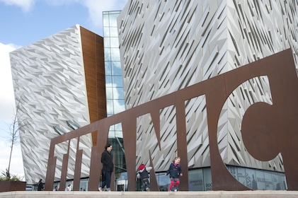 Titanic Experience and Giant's Causeway tour from Belfast