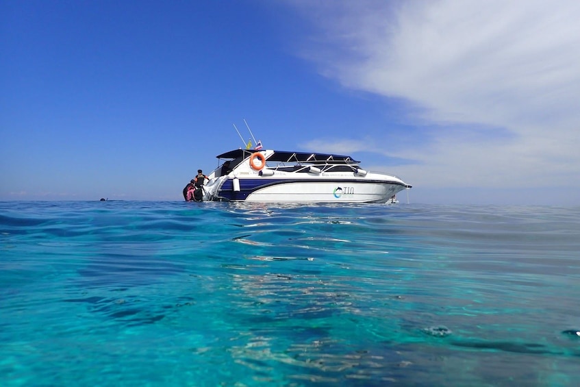 Speed boat in Koh Rok 