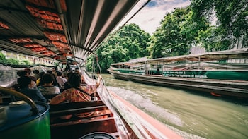 Bangkok Traditional Canals with 2 Temples Private Tour
