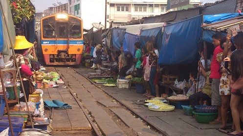 Maeklong Risky Market and Amphawa Weekend Market 
