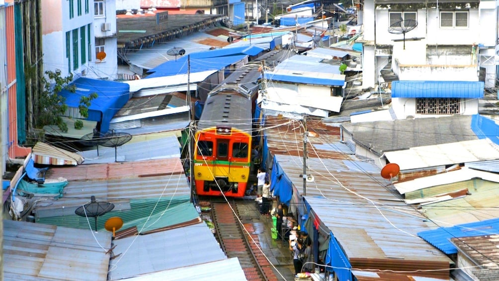 Maeklong Risky Market and Amphawa Weekend Market 