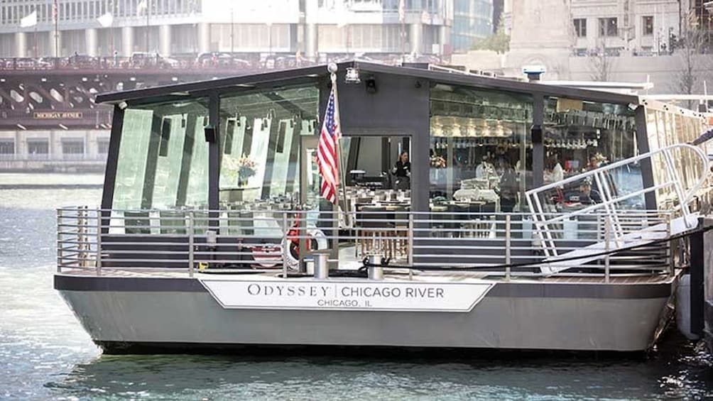 dinner cruise on chicago river