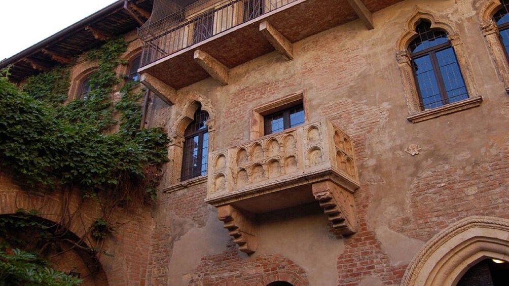 Verona City of Love Sightseeing Tour 