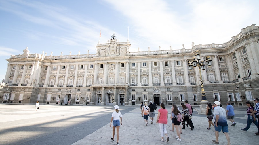 Madrid Royal Palace with tapas tasting and Retiro Park