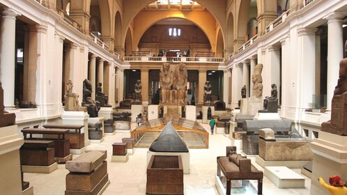 Pyramiderna i Giza på kamel och Egyptiska museet - privat resa