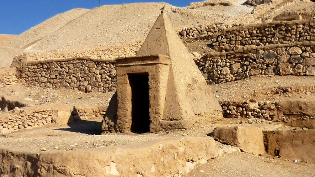 Habu Temple Valley Of Workers & Queens 