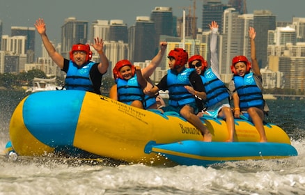 與邁阿密水上運動一起乘坐香蕉船