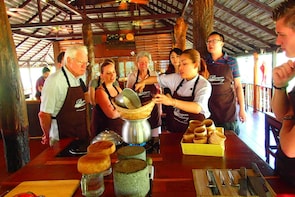 Chiang Mai: Thai Cooking Class with Local Market Tour