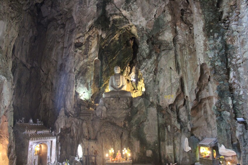 Statue and altar in Hội An

