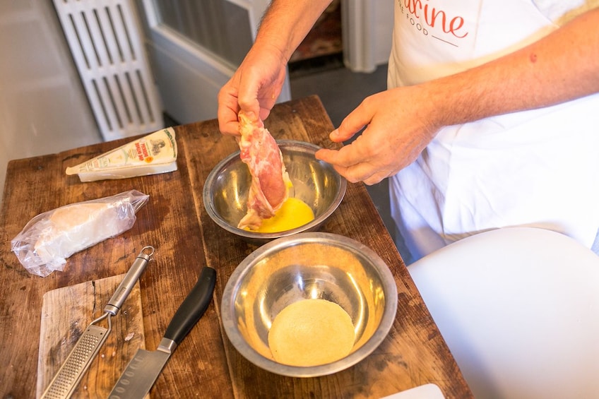 Private cooking class at a Cesarina's home in Milan