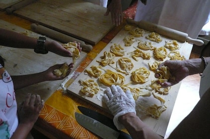 私人市場遊覽 + 在博洛尼亞當地家庭烹飪 + 用餐