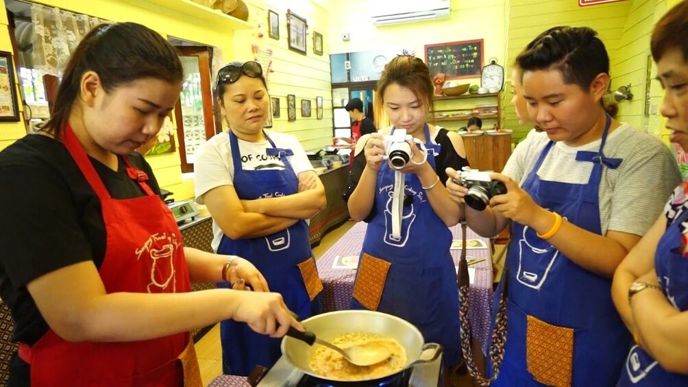 Group making Thai curry at the Sompong Cooking School in Bangkok 