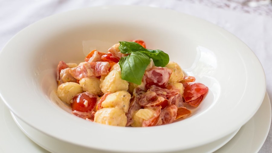 Private Market tour + 4-course Meal in local home in Como