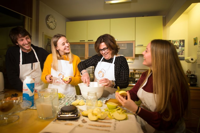Group cooking in a kitchen in Como