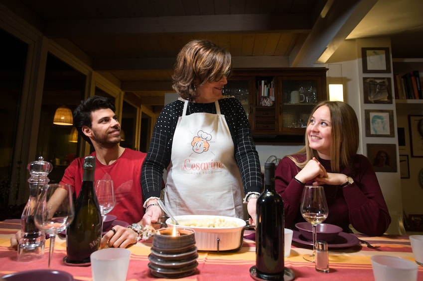 Private Market tour + 4-course Meal in local home in Milano