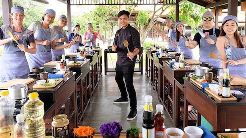 Clase de cocina en Baan Hongnual y visita al mercado con almuerzo