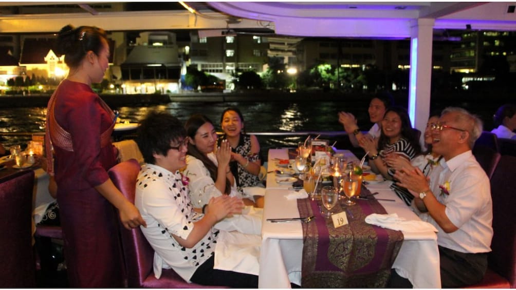 Chaophraya Cruise Dinner Cruise with Entertainment