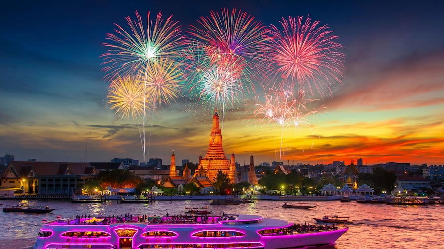 Chaophraya Dinner Cruise with Entertainment