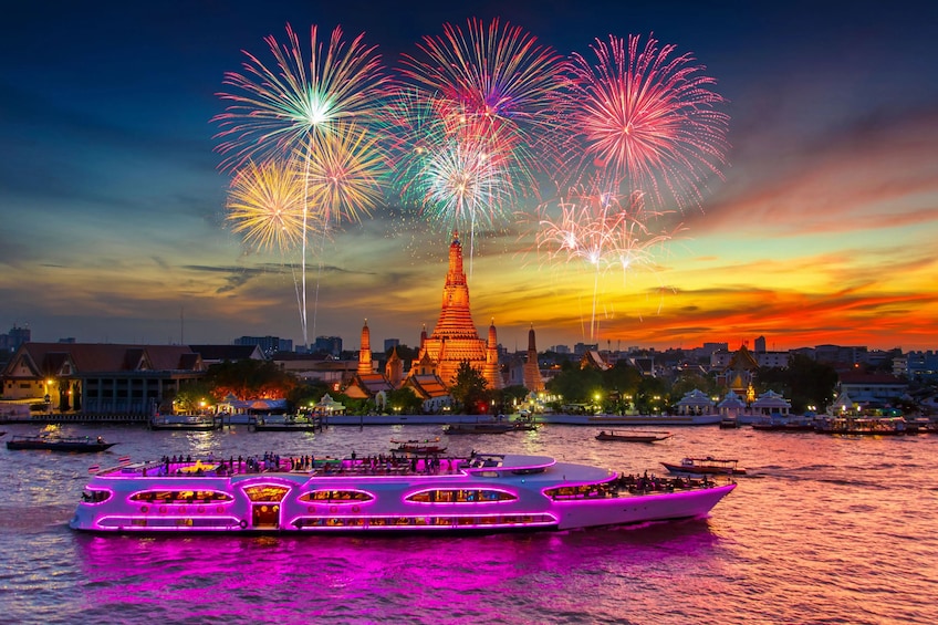 Chaophraya Dinner Cruise with Entertainment
