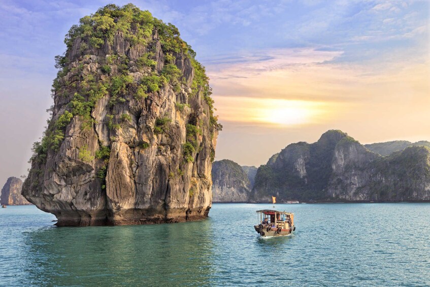3-day Halong Bay - Bai Tu Long Bay Luxury Junk Cruise