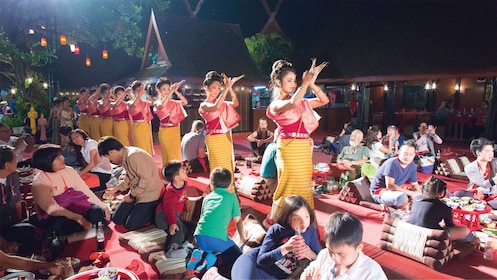 Thailändsk Khantoke-middag och kulturell dansuppvisning med transfer