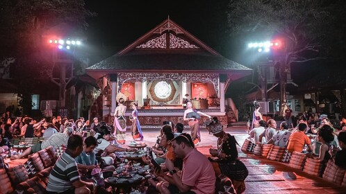 Cena e spettacolo di danza della cultura Thai Khantoke con trasferimenti