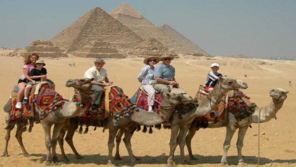 Private Tour to Giza Pyramids by Camel