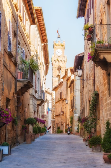 Quaint alley in the town of Pienza, Italy