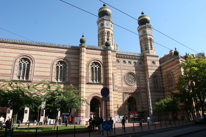 Dohány Street Synagogue on a sunny day