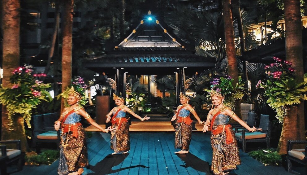 Shangri-La Hotel's Salathip Thai Restaurant Experience
