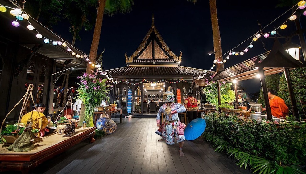 Shangri-La Hotel's Salathip Thai Restaurant Experience