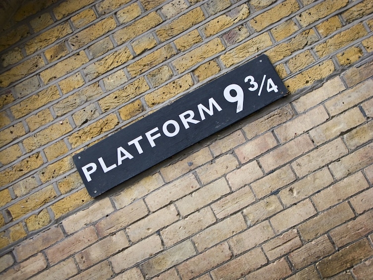 Sign for Platform 9 and three quarters in London