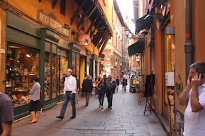 Food Tasting Walking tour of Bologna