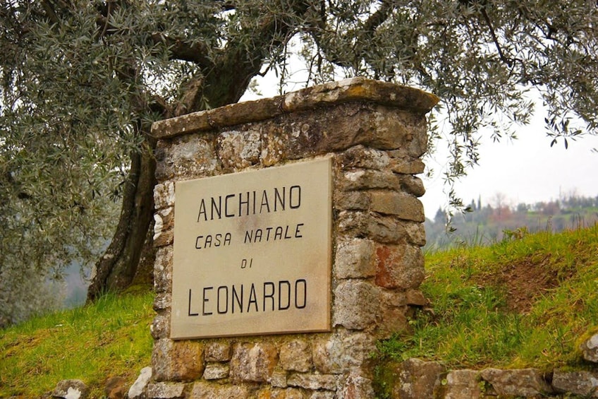 Sign at entrance of Leonardo da Vinci's birth home