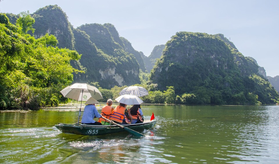 Sampan boat tour in Tràng An